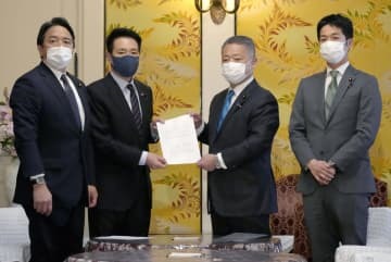 合意文書を手にする日本維新の会の馬場共同代表（中央右）と国民民主党の前原代表代行（中央左）ら＝20日午後、国会
