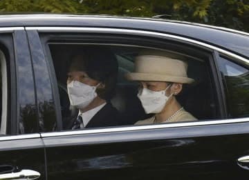 車で伊勢神宮内宮に到着された秋篠宮ご夫妻＝20日午後、三重県伊勢市（三重県提供）