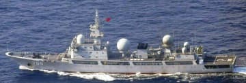 20日に鹿児島県の奄美大島付近を通過した中国海軍の情報収集艦（防衛省統合幕僚監部提供）