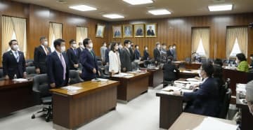 沖縄の日本復帰50年に合わせた決議を採択する衆院沖縄北方特別委＝21日午後