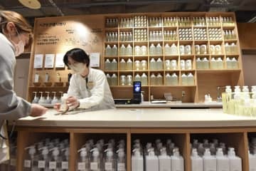 「無印良品」の新店舗にある、ヘアケア製品を量り売りするコーナー＝21日、広島市