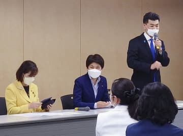 新人女性候補向けの研修会であいさつする立憲民主党の泉代表（右）＝21日午後、東京・平河町の党本部