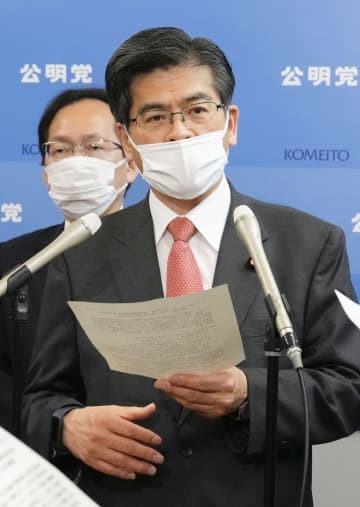 会談を終え、取材に応じる公明党の石井幹事長＝21日午後、国会