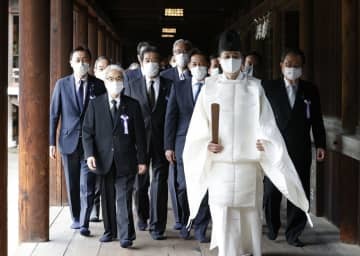一斉参拝を終えた「みんなで靖国神社に参拝する国会議員の会」のメンバーら。左から2人目は会長の尾辻元参院副議長＝22日午前、東京・九段北の靖国神社