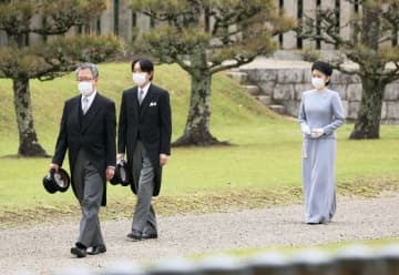 秋篠宮さまが皇位継承順1位の皇嗣になった報告として、初代天皇とされる神武天皇陵を参拝に向かわれる秋篠宮ご夫妻＝22日午前、奈良県橿原市（代表撮影）