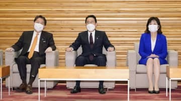 閣議に臨む（左から）林外相、岸田首相、野田地方創生相＝22日午前、首相官邸