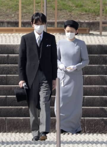 明治天皇陵を参拝された秋篠宮ご夫妻＝22日午後、京都市伏見区（代表撮影）