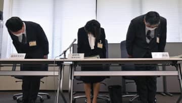 記者会見で陳謝する福井県教育委員会の村崎明子副部長（中央）ら＝22日午後、福井市