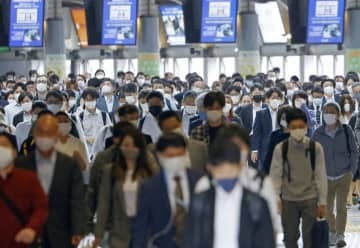 東京・品川駅を利用する通勤客ら