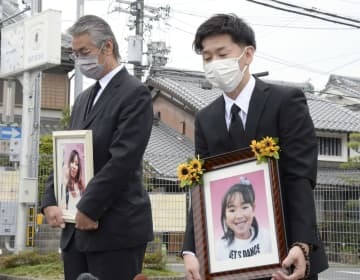 法要後、取材に応じる遺族代表の中江美則さん（左）と小谷真樹さん＝23日午前、京都府亀岡市