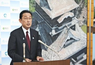 3カ国の首脳らとの会談を終え、取材に応じる岸田首相＝23日午後、熊本市（代表撮影）