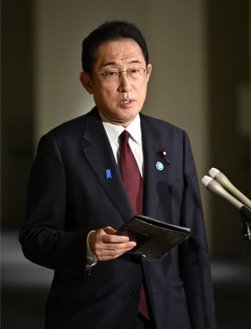 北海道・知床半島沖の観光船浸水事故についての質問に答える岸田首相＝24日未明、首相官邸