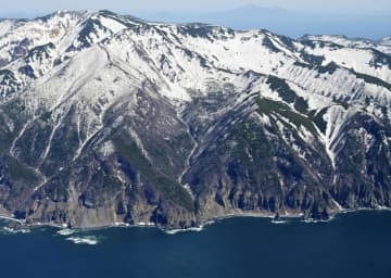 北海道・知床半島のカシュニの滝（中央）。観光船はこの付近で救助を要請した＝24日午後1時18分（共同通信社ヘリから）