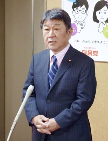 参院石川選挙区補欠選挙での勝利を受け、取材に応じる自民党の茂木幹事長＝24日夜、東京・永田町の党本部