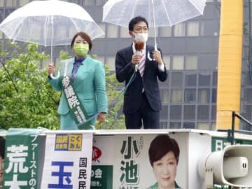 街頭演説する国民民主党の玉木代表（右）と「ファーストの会」の荒木千陽代表（右）＝24日午後、東京都新宿区