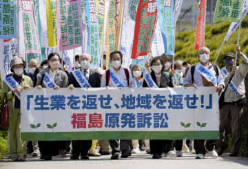 東京電力福島第1原発事故で生活基盤を奪われたとして住民や避難した人らが国に損害賠償を求めた訴訟の上告審弁論のため最高裁へ向かう原告や弁護団＝25日午後、東京都千代田区