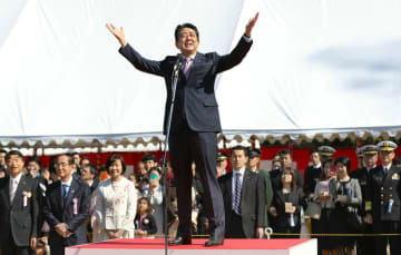 「桜を見る会」であいさつする安倍首相（当時）＝2019年4月、東京・新宿御苑