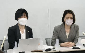 強盗致死容疑で検察官送致された19歳「特定少年」について記者会見する、小西智子弁護士（左）と玉野まりこ弁護士＝25日午前、大阪市