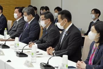 デジタル市場競争会議の会合であいさつする松野官房長官（中央）＝26日午前、首相官邸