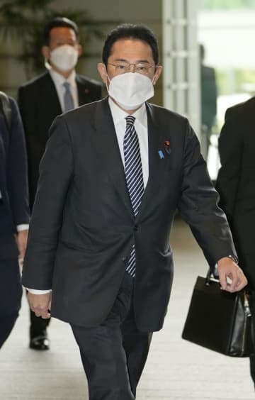 首相官邸に入る岸田首相＝26日午前、首相官邸