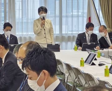 自民党本部で開かれた会議で、AV出演被害の対策法案について報告する上川陽子幹事長代理＝26日午前、東京・永田町