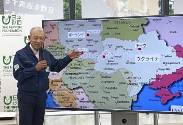 ウクライナ避難民を支援する学生ボランティア派遣について記者会見する日本財団の笹川陽平会長＝26日午前、東京都港区