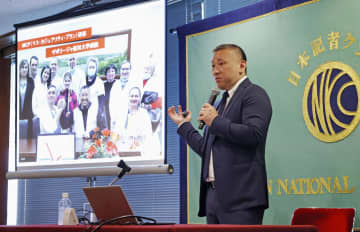 記者会見する「国境なき医師団」の一員として活動した門馬秀介さん＝26日午前、東京・内幸町の日本記者クラブ