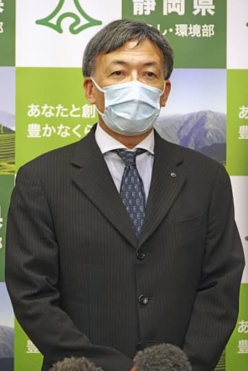 専門部会後に取材に応じる静岡県の難波喬司副知事＝26日午後、静岡県庁