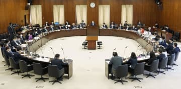 国会で開かれた参院憲法審＝27日午後