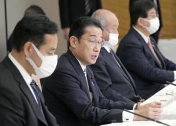 経済財政諮問会議であいさつする岸田首相（左から2人目）＝27日午後、首相官邸