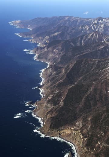 北海道・知床半島の海岸線＝27日午後（共同通信社ヘリから）