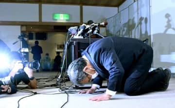 知床半島沖の観光船遭難事故の記者会見を終え、土下座して謝罪する「知床遊覧船」の桂田精一社長＝27日午後7時15分、北海道斜里町