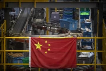 北京にあるインターネット通販の荷物仕分け設備＝2020年11月（AP＝共同）