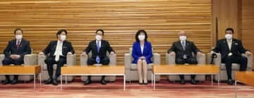 閣議に臨む（左から）斉藤国交相、林外相、岸田首相、野田地方創生相、鈴木財務相、岸防衛相＝28日午前、首相官邸