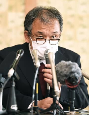 知床半島沖の観光船遭難事故について記者会見する「知床遊覧船」の桂田精一社長＝27日午後5時3分、北海道斜里町