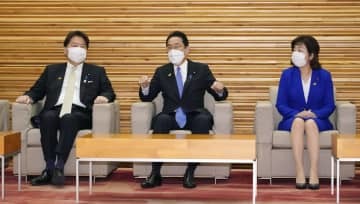 閣議に臨む（左から）林外相、岸田首相、野田地方創生相＝28日午前、首相官邸