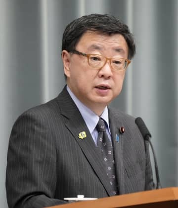 記者会見する松野官房長官＝28日午前、首相官邸