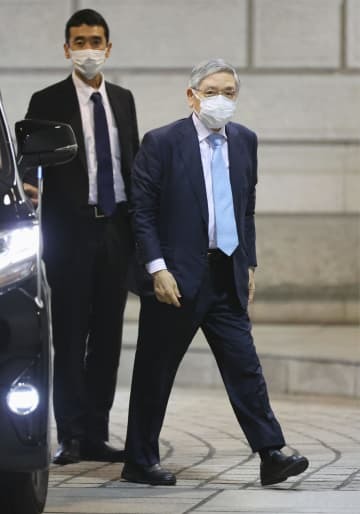 金融政策決定会合に出席するため、日銀本店に入る黒田総裁（右）＝28日午前（代表撮影）