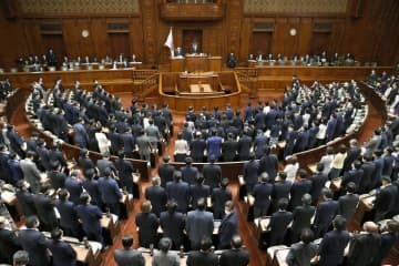 沖縄の日本復帰50年に合わせた決議を採択した衆院本会議＝28日午後