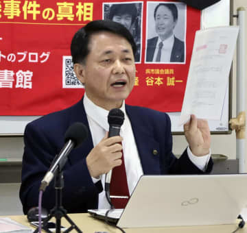 広島県呉市で記者会見する谷本誠一呉市議＝28日午後