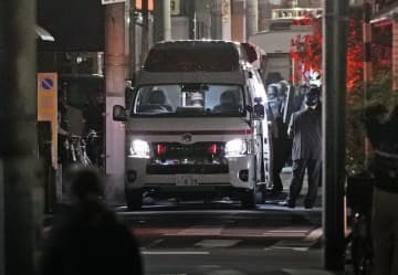 東京都大田区の立てこもり現場周辺から離れる救急車＝29日午前2時29分