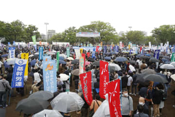 東京都渋谷区の代々木公園で開かれた第93回メーデー中央大会＝29日午前