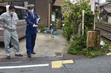 4枚のうち1枚がはがれてなくなっていた踏切前の点字ブロック（中央下）＝27日、奈良県大和郡山市