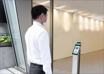 マスク着用時も個人を特定できるオムロンの顔認証ソフトウエアの利用イメージ