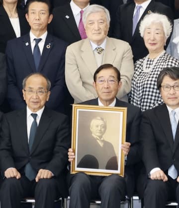 「三菱の大番頭」と呼ばれた荘田平五郎の献花式典に参列したひ孫の八巻直一さん（後列中央）。前列左は大分県の広瀬勝貞知事＝30日午後、大分県臼杵市