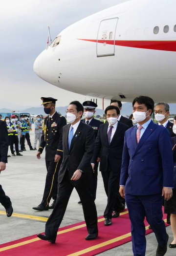 ベトナム・ハノイのノイバイ国際空港に到着した岸田首相（手前左）＝30日（共同）