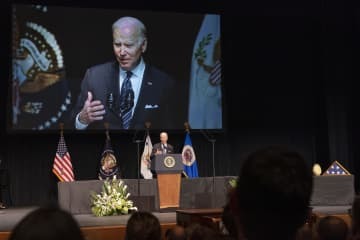 1日、米国のウォルター・モンデール元副大統領の告別式に出席したバイデン大統領＝ミネソタ州ミネアポリス（AP＝共同）
