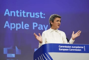 2日、ブリュッセルのEU本部で記者会見する欧州委員会のベステアー上級副委員長（AP＝共同）