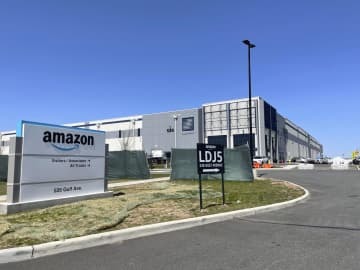 労組結成の是非を問う投票が実施されたアマゾンの物流倉庫＝4月、米ニューヨーク市スタテン島（共同）