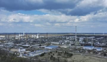 ロシア産の石油が運ばれるドイツ北東部の石油精製所＝4月28日（AP＝共同）